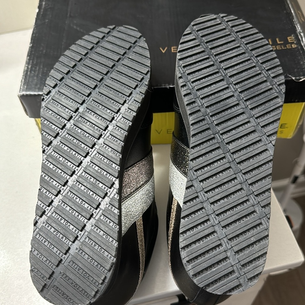 NIB Very Volatile Platform Sneakers. Size 8.5 - Picture 3 of 5